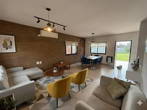 Casa en venta, dos dormitorios, terraza, cochera y jardín, Roldán