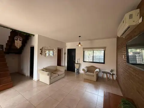 Casa en venta, dos dormitorios, terraza, cochera y jardín, Roldán