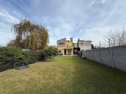 Casa en Venta con 2 cocheras