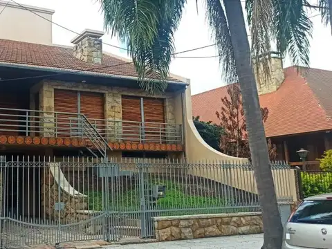 Casa en venta - 4 Dormitorios 3 Baños - Ramos Mejía