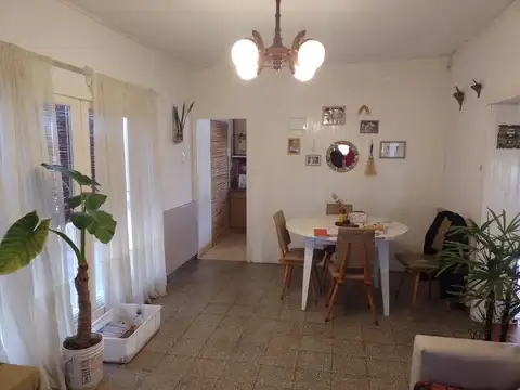 Obligado al 1070 - Casa con GARAGE + DEPARTAMENTO