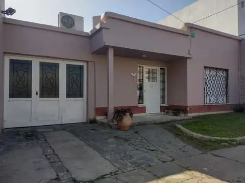 Obligado al 1070 - Casa con GARAGE + DEPARTAMENTO