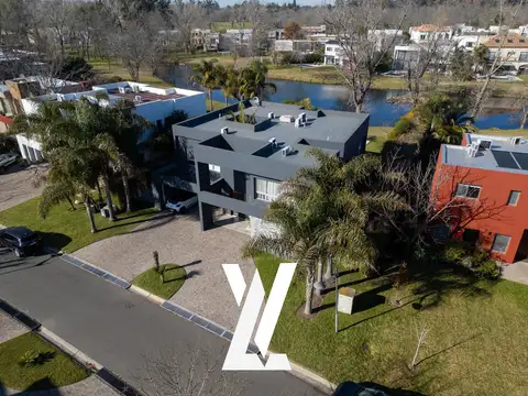 Casa 5 ambientes en venta al lago en Fincas de Hudson