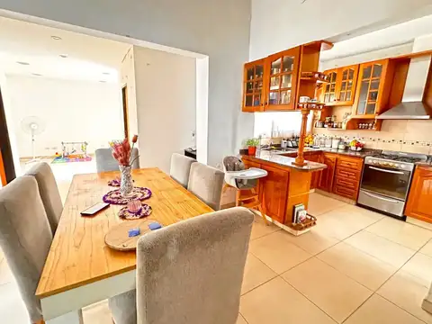 CASA 5 AMBIENTES CON GARAGE Y PATIO