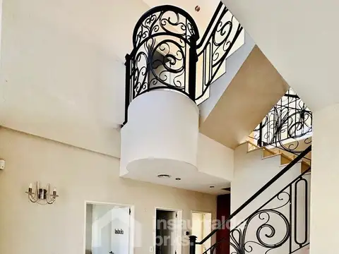 Casa en Venta con 3 cocheras