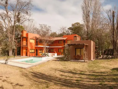 Casa 9 ambientes con 7 baños