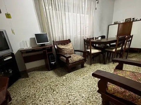 Casa 6 ambientes con 2 baños
