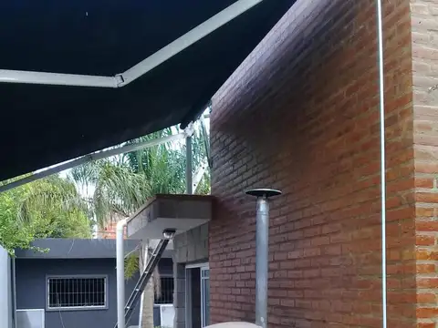 Scalabrini Ortiz e/ Reina Elena y Garibaldi