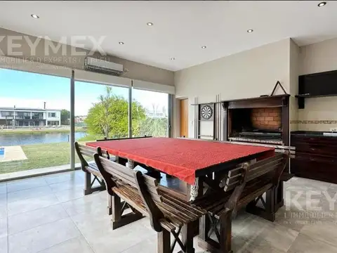 Casa en Venta con 2 cocheras