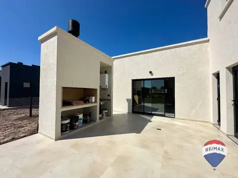 Casa 4 ambientes con 3 baños