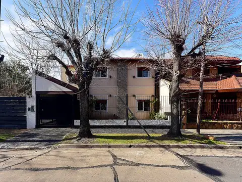 VENTA CASA 3 AMB CASTELAR NORTE JARDIN Y QUINCHO