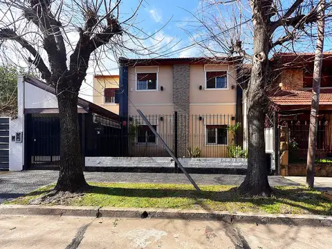 VENTA CASA 3 AMB CASTELAR NORTE JARDIN Y QUINCHO