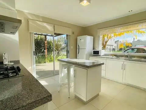 Casa 4 ambientes con 3 baños