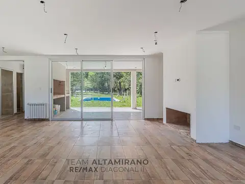 Casa 4 ambientes con 2 baños