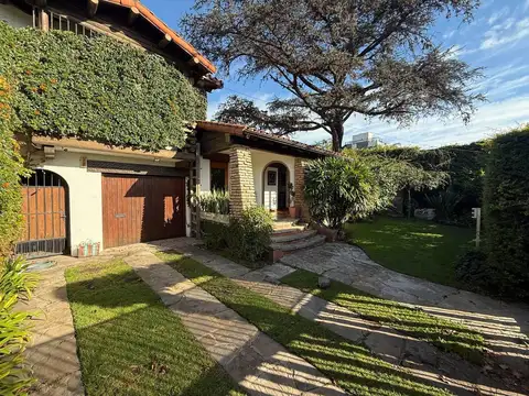 CASA EN VENTA - ITUZAINGÓ CENTRO - 5 AMBIENTES - QUINCHO - PILETA
