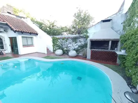 CASA CON JARDIN-COCHERA Y  PISCINA  5 AMBIENTES FRENTE AL DOT EN VTE LOPEZ