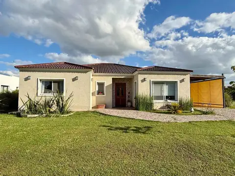 CASA 4 AMBIENTES VENTA BARRIO SANTA INES CANNING