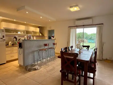 Casa 4 ambientes con 2 baños