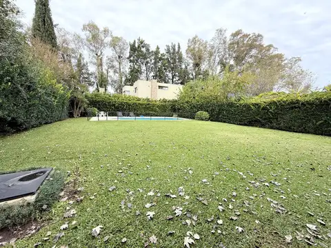 VENTA Casa impecable categoria de construccion  Pilar Barrio la Peregrina lote 800m2