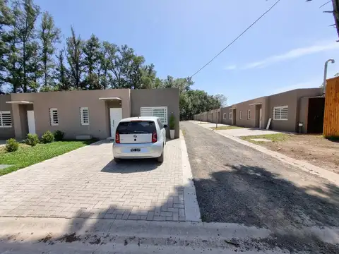 Casa de 2 ambientes con cochera en venta en complejo Arturo Illia - Grand Bourg