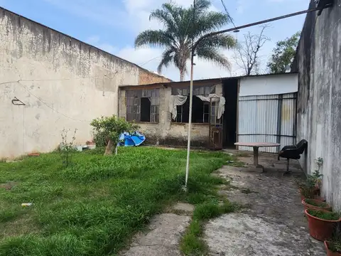 EN BLOCK SOBRE LOTE 8.66 X 43. PB LOCAL, 3AMB  GARAJE PASANTE, FONDO LIBRE Y EN P.A PISO UNICO 3 AMB