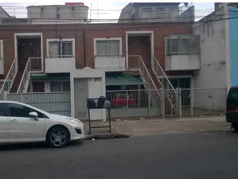 RESERVADO PH de 2 amb, en PB, al fte, c/ cochera fija y lindo patio de 4x4. SIN EXPENSAS