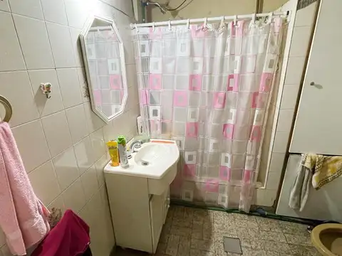 CASA DE 2 DORMITORIOS EN LOTE PROPIO. EXCELENTE UBICACION.