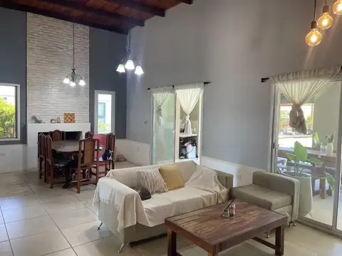 Casa 4 ambientes con 2 baños