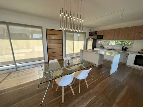 Casa 4 ambientes con 2 baños