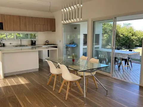 Casa en Alquiler con 2 cocheras