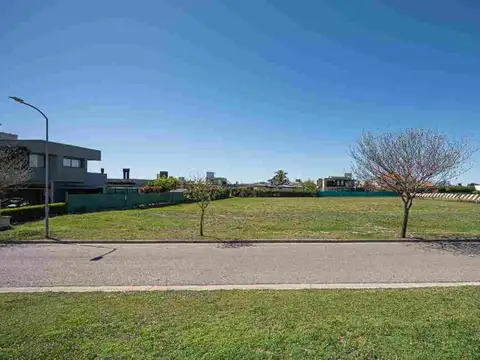 TERRENO FRENTE ESPACIO VERDE HEREDADES SIETE SOLES