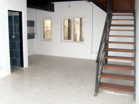 Amplio Local a metros de calle Mitre