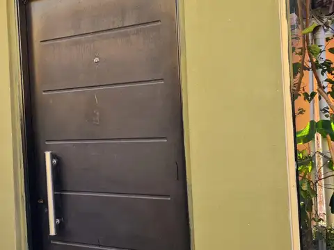 Casa en venta con 4 deptos