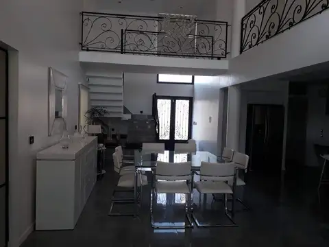 CASA 2 PLANTAS, 6 AMB, GRAN PISCINA S/ LOTE 800M