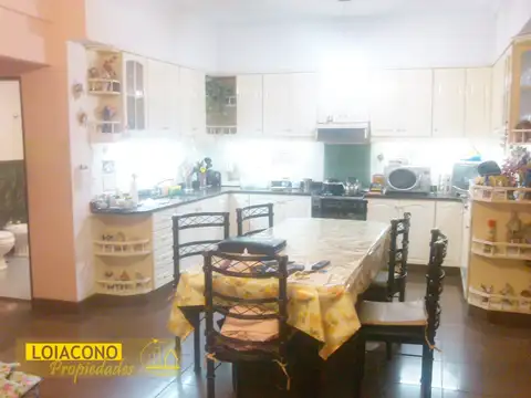 Casa 8 ambientes con 2 baños