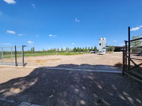 Finca con grandes construcciones de depositos, establo ,tambo y criadero