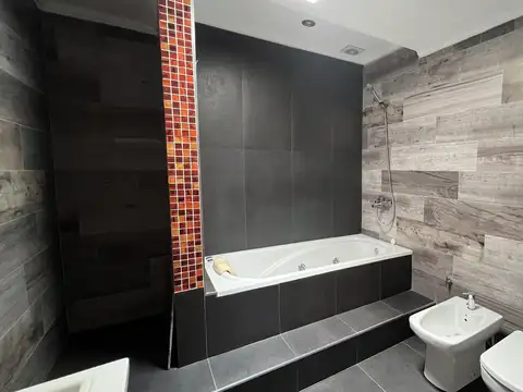 Casa de 4 amb. en lote de 1620 m2 a la venta en Cañuelas - Villa adriana