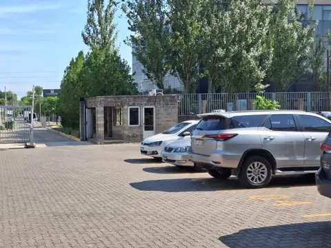 Oficina en Alquiler con 4 cocheras