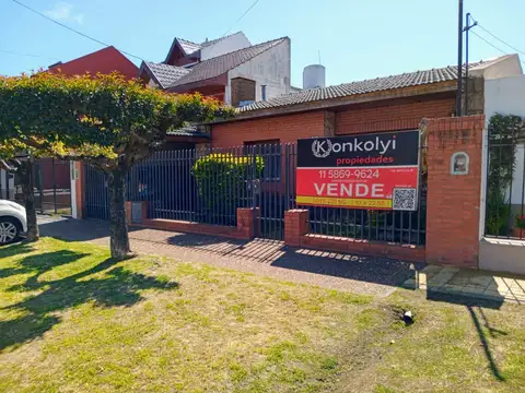 EXCELENTE OPORTUNIDAD CHALET 4 AMBIENTES CON COCHERA JARDIN