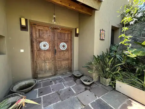 Casa en Venta con 4 cocheras