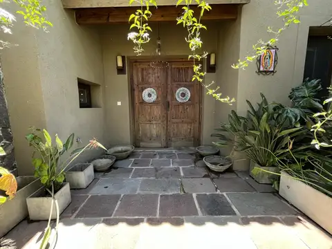 Casa 8 ambientes con 4 baños