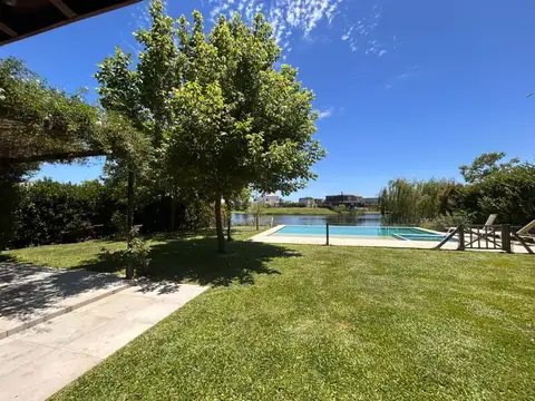 Casa Moderna a la Laguna en Puertos del Lago - Marinas