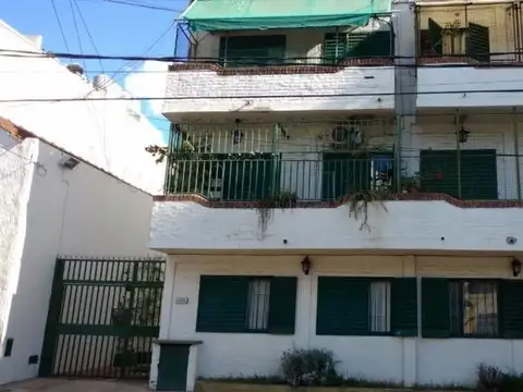 Departamento de tres ambientes ubicado en Villa sarmiento.