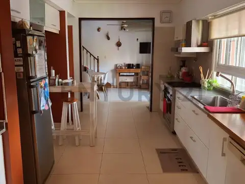 DESTACADA CASA CON PILETA EN PLENO VICENTE LOPEZ