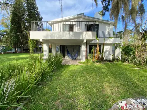 Casa 8 ambientes con 2 baños