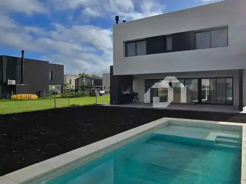 Casa  en Venta en Vila Marina II, Villanueva, Tigre