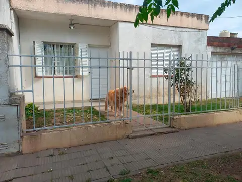 Casa en venta - 3 Dormitorios 1 Baño - 255Mts2 - Bahía Blanca