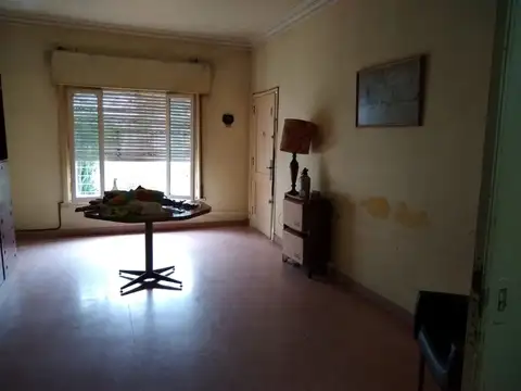 CASA DE 4 AMBIENTES EN LOTE DE 10X33 EN VENTA - VILLA TESEI