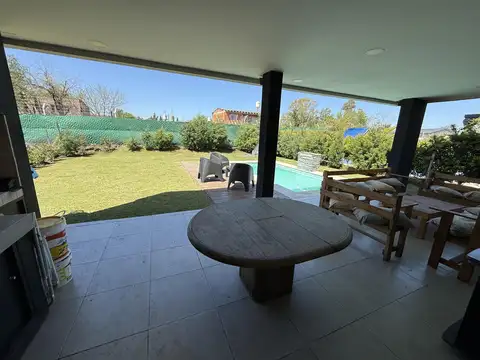 Casa 6 ambientes con 4 baños