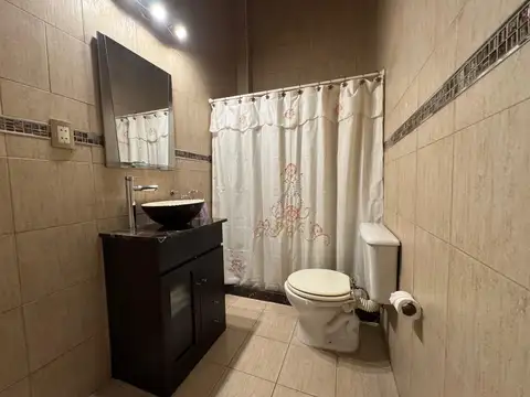 Casa 7 ambientes con 2 baños